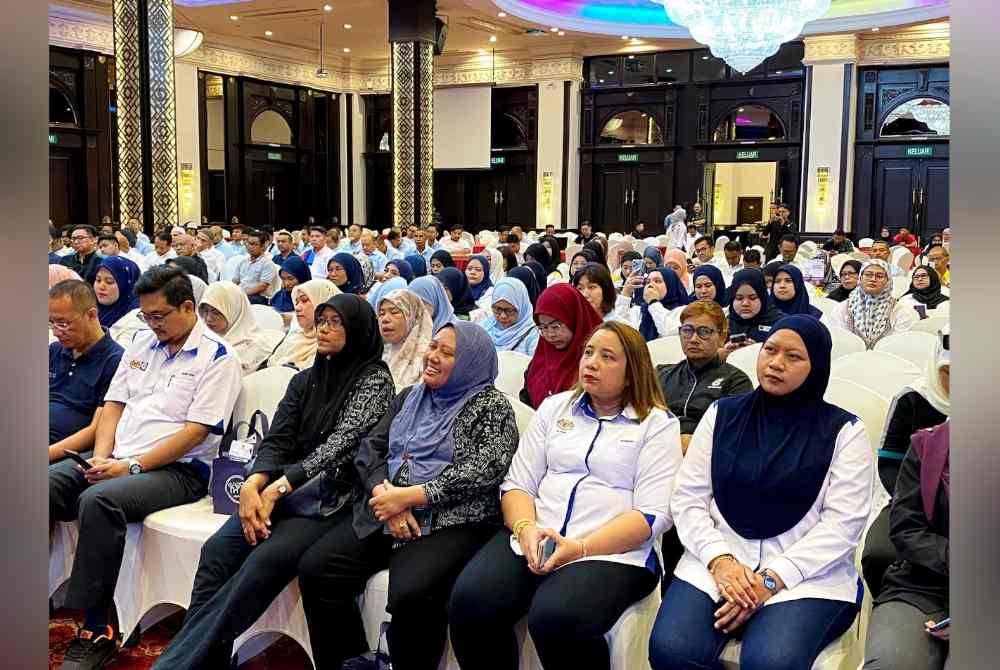 Antara pengusaha yang hadir pada Program Libat Urus Bersama Pengusaha Stesen Minyak Seluruh Kelantan di Kota Bharu pada Jumaat.