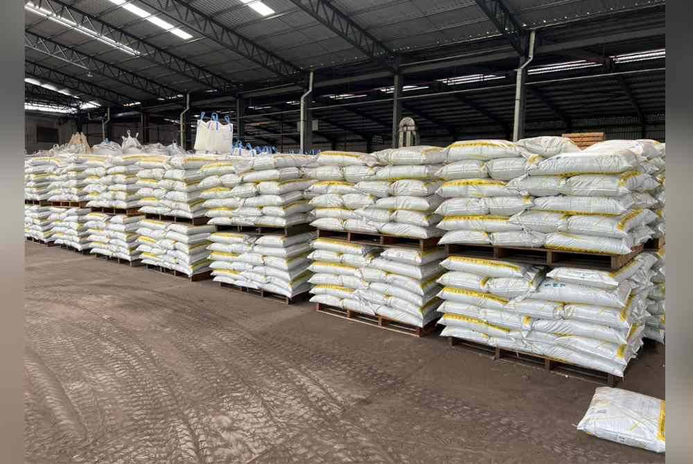 Sebahagian baja yang dirampas. Foto KPDN Negeri Johor