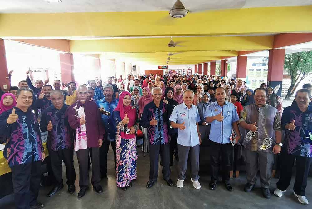 Muhammad Nasir (tengah) bersama pengurusan sekolah dan guru merakam gambar bersama ibu bapa sempena mesyuarat Persatuan Ibu Bapa dan Guru (PIBG) di Dewan Al-Khindi, SK Padang Luas pada Jumaat.
