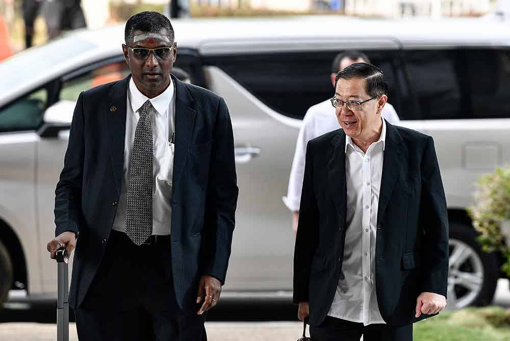 Guan Eng bersama peguamnya, RSN Rayer (kiri), hadir di Kompleks Mahkamah Kuala Lumpur pada Jumaat bagi menyambung perbicaraan kes rasuahnya yang melibatkan empat pertuduhan berkaitan pembinaan terowong dasar laut dan projek pembinaan jalan utama di Pulau Pinang yang bernilai RM6.3 bilion. Foto Bernama
