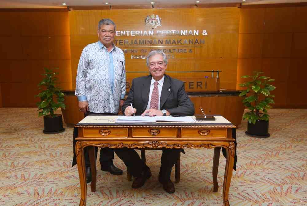 Mattos (duduk) sewaktu kunjungan hormat ke atas Menteri Pertanian dan Keterjaminan Makanan, Datuk Seri Mohamad Sabu di Wisma Tani, Putrajaya pada Khamis.