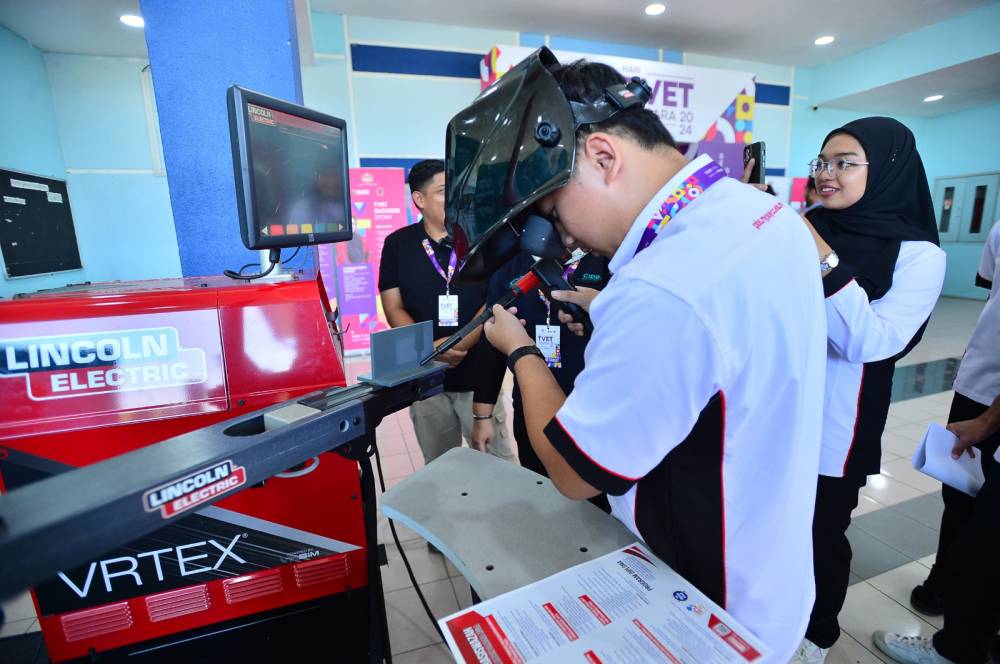 Seorang pengunjung HTN 2024 mencuba teknik kimpalan di ILP Kuala Langat, Banting pada Jumaat.