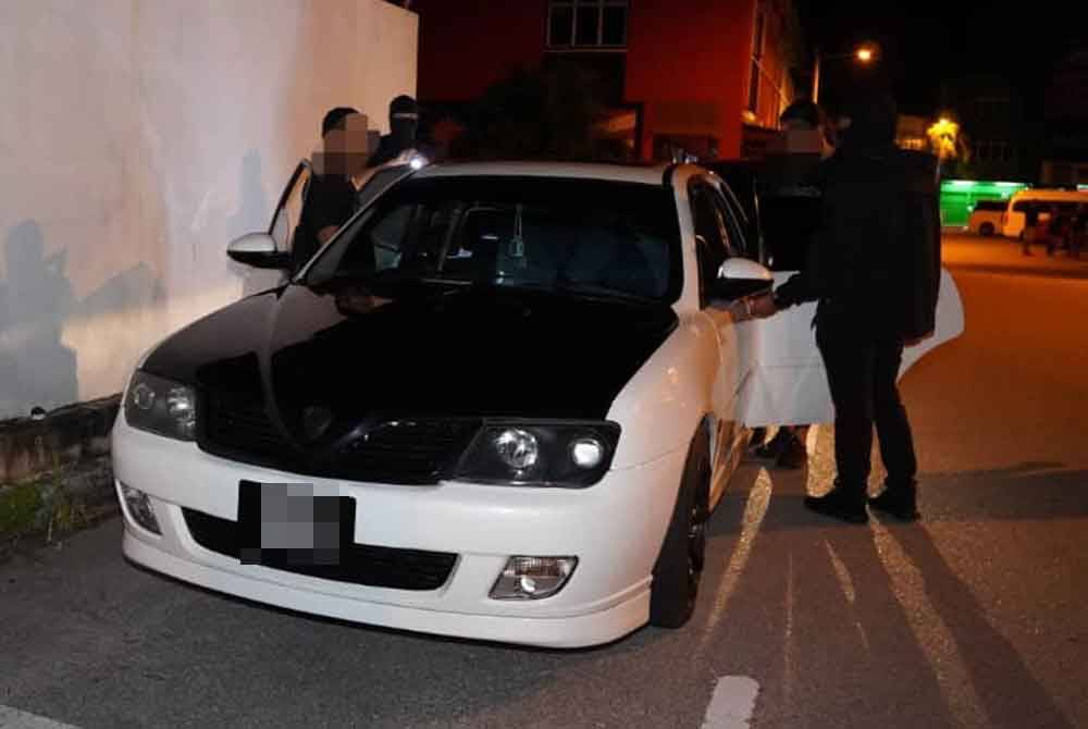 Pasukan serbuan JIM menahan sebuah kenderaan yang dipercayai dinaiki 'Geng Broga' dalam satu operasi khas di sekitar Sungai Besar dan Sabak Bernam, Selangor pada Khamis. Foto JIM