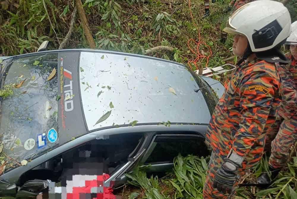 Anggota bomba cuba mengeluarkan mangsa dari dalam kereta berkenaan. Foto BBP Bandar Baru Kulai