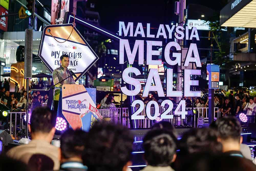 Khairul Firdaus berucap pada Majlis Perasmian Kempen Beli-Belah Malaysia Mega Sale 2024 di pekarangan Pavilion Kuala Lumpur malam ini. Foto Bernama