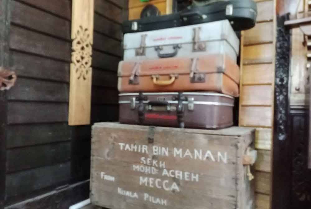 Kotak antik (bawah) pernah dibawa oleh pemiliknya untuk mengisi barang keperluan asas bagi menunaikan haji di Mekah.