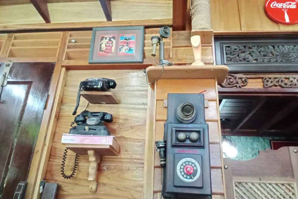 Antara telefon lama yang memenuhi dinding rumah Mohd Noor.
