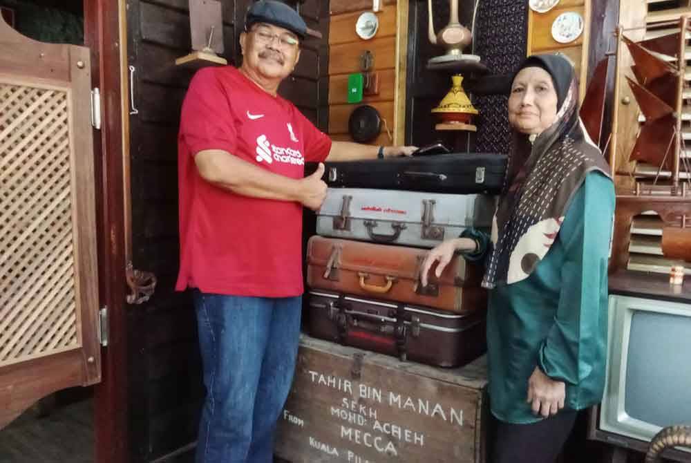 Mohd Noor dan Rubiah menunjukkan bagasi lama yang ada di kediamannya.