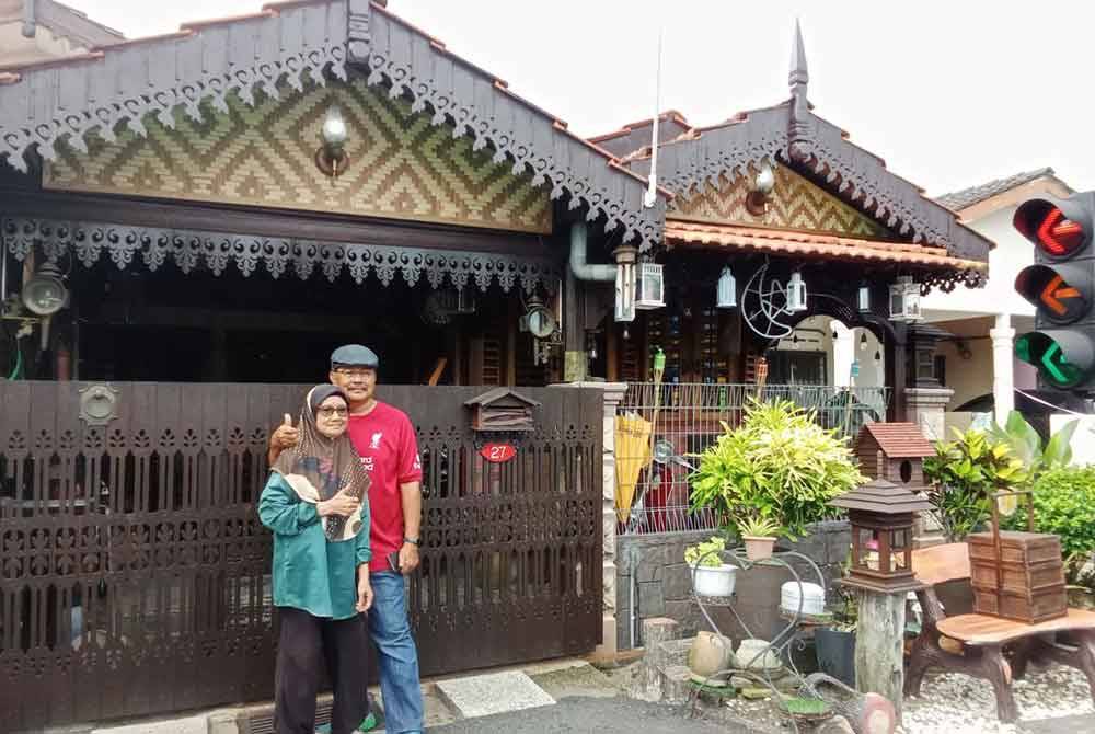 Mohd Noor bersama Rubiah di hadapan kediamannya di Taman Mutiara,Kuala Pilah.