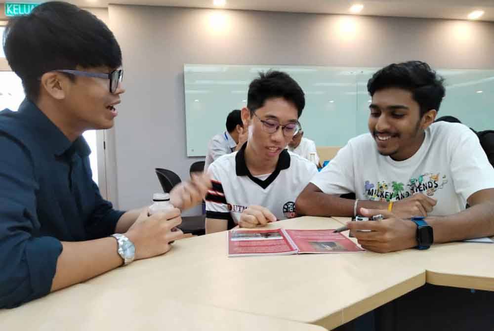 Ketiga-tiga sahabat ini selesa berbincang dan belajar bersama-sama ketika menuntut di UTM, Skudai.
