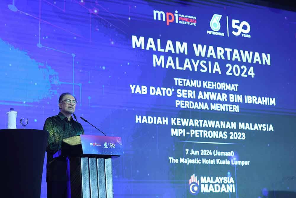 Anwar berucap pada Majlis Malam Wartawan Malaysia (MWM) 2024 di sebuah hotel malam ini. Foto Bernama