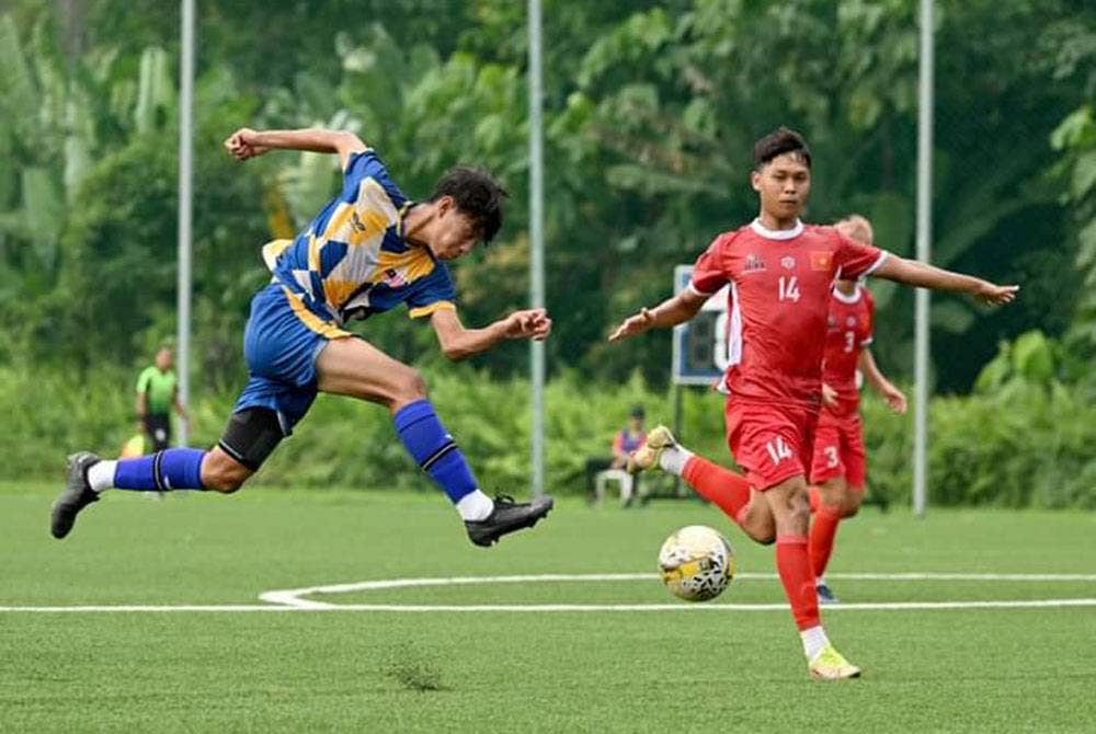 Pemain Malaysia melakukan percubaan ke arah gawang Vietnam dalam perlawanan penentuan tempat kelima keenam AUFT 2024 di ASAH UKM, Bangi. Foto Sukan IPT