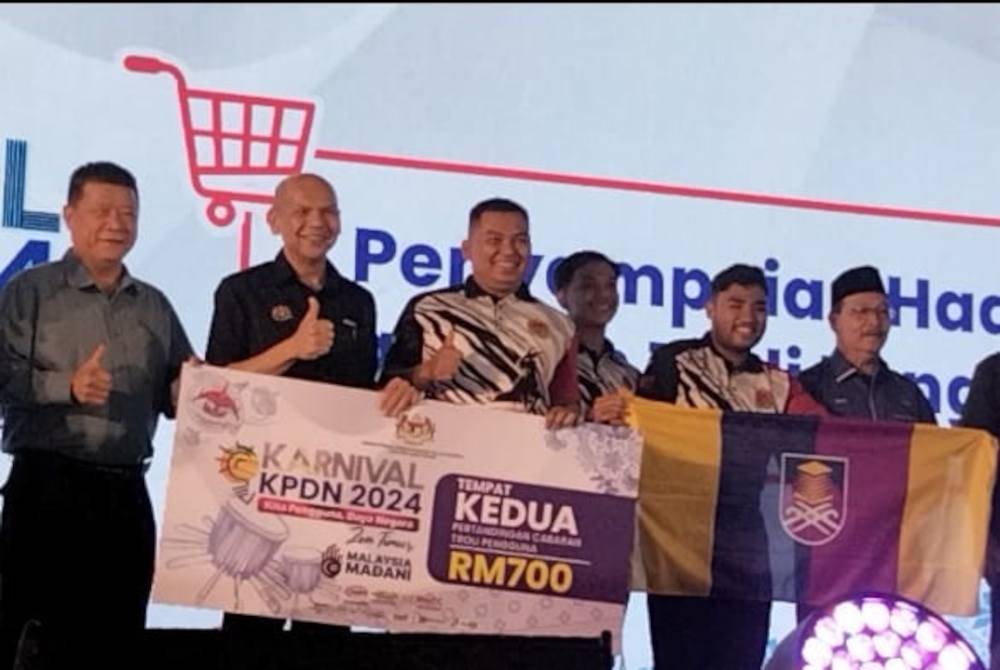 Armizan menyampaikan hadiah kepada pemenang tempat kedua Cabaran Troli Pengguna sempena Program Jelajah Karnival KPDN 2024 Peringkat Zon Timur pada Jumaat.