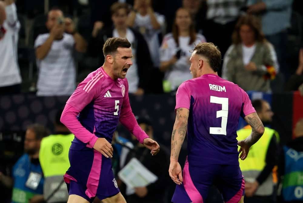 Gross (kiri) meraikan jaringannya ketika Jerman menang ke atas Greece 2-1 dalam aksi persahabatan. Foto EPA