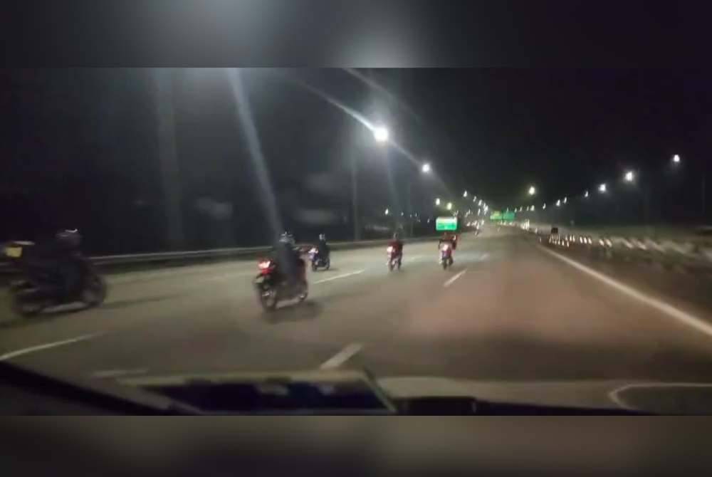 Polis mengesan kumpulan penunggang motosikal yang melakukan aksi berbahaya di Lebuhraya Kuala Lumpur-Seremban, pada Sabtu.