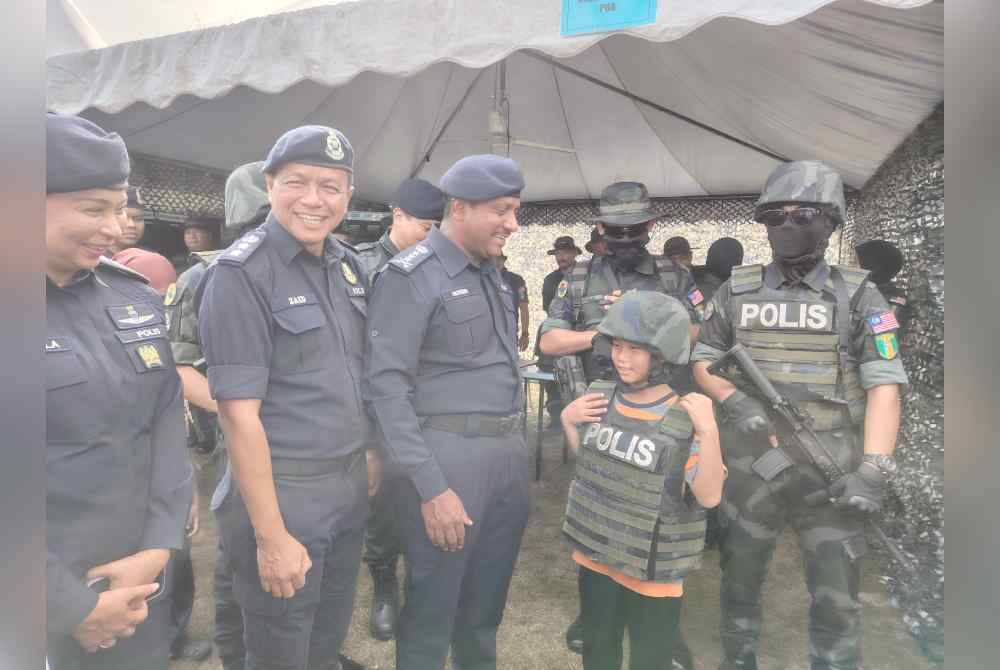 Hussein (tiga dari kiri) hadir Program Pelancaran Taman Angkat Amanita Kontinjen Selangor di Sekolah Kebangsaan Taman Rakan, Kajang pada Sabtu.