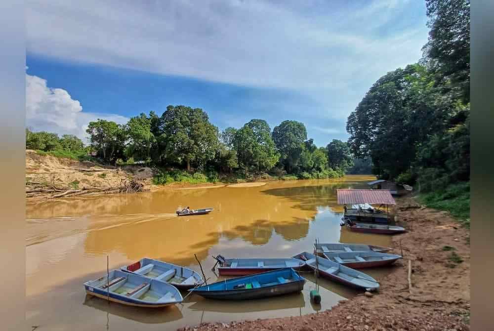 Penduduk menggunakan bot fiber sebagai pengangkutan mereka selepas jambatan gantung runtuh.
