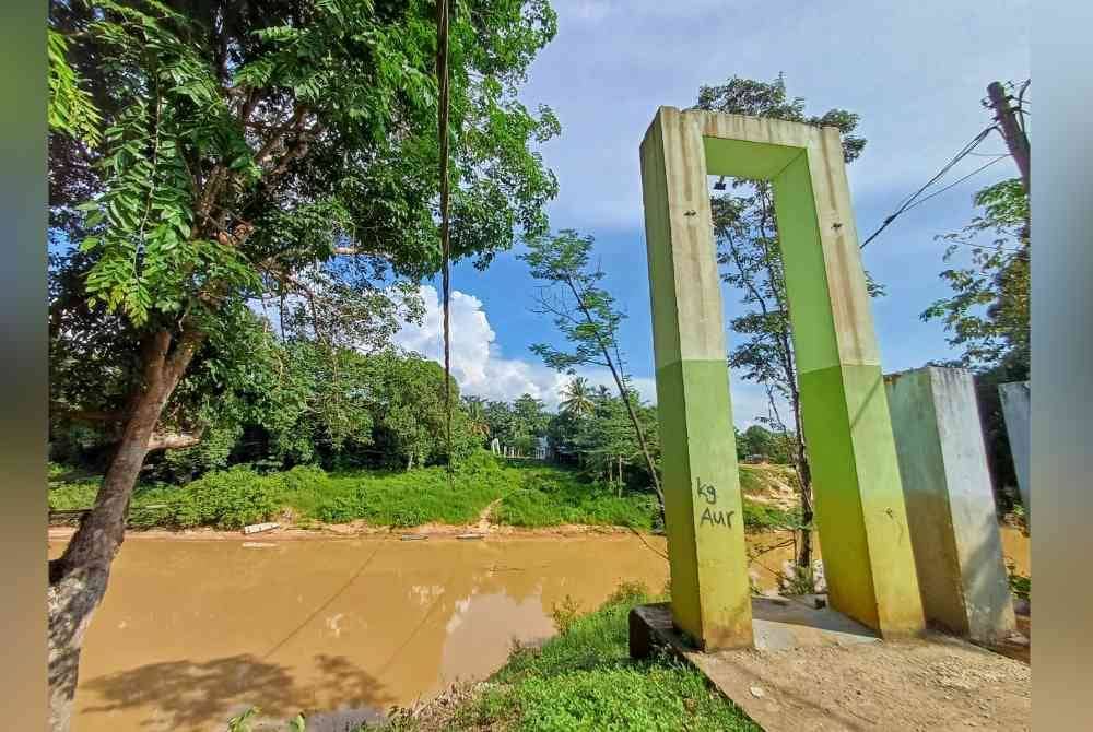 Jambatan gantung Kampung Aur yang runtuh setahun lalu menyebabkan penduduk di beberapa kampung berdepan kesulitan.
