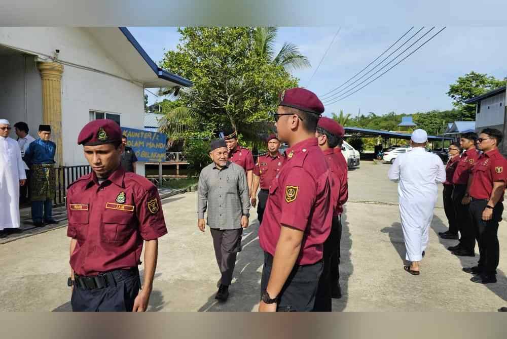 Tuan Ibrahim melakukan pemeriksaan lintas hormat sebelum merasmikan Muktamar Tahunan Dewan-Dewan Pas Sabah di Papar.