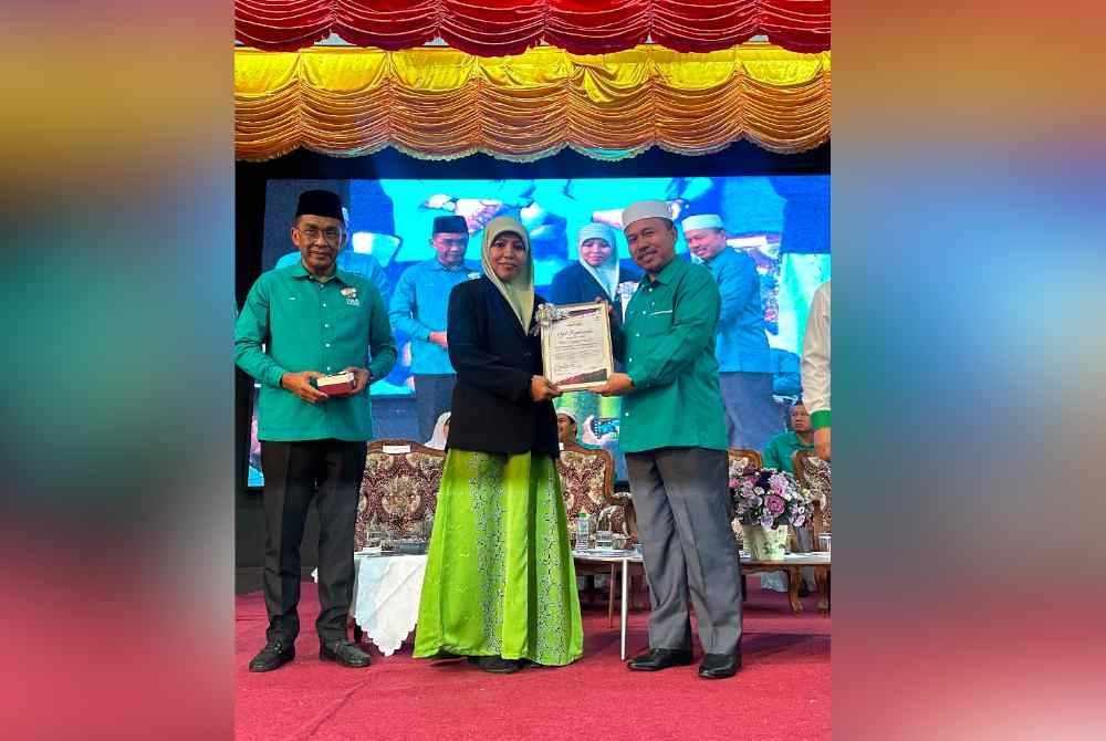 Ahmad (kanan) diiringi Takiyuddin (kiri) menyampaikan Anugerah Khas kepada Guru Cemerlang Pusat Asuhan Tunas-tunas Islam (Pasti) Malaysia 2024 kepada Wan Nor Hafifah Wan Mohamad (tengah).