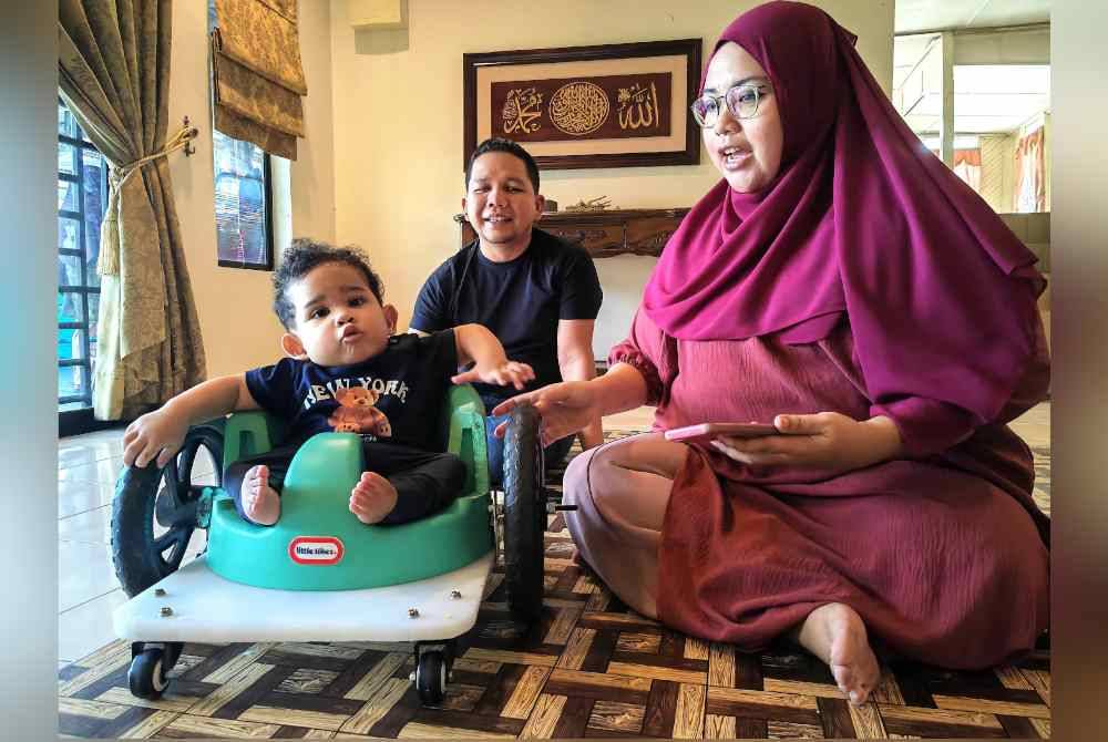 Mohd Noor Syazwan dan Nur Faradila melayan keletah Qhalish.