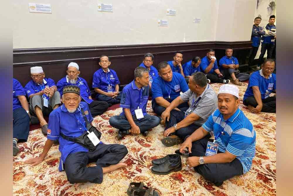 Walaupun perlu bersila, namun penyokong BN tidak berganjak bagi mengikuti Konvensyen Barisan Nasional Negeri Kelantan 2024 di Kota Bharu pada Sabtu.