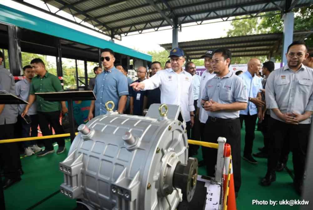 Anwar, Ahmad Zahid dan Steven melawat reruai dan pameran semasa Sambutan Hari TVET Negara 2024, di sini pada Sabtu. Foto Unit Komunikasi Korporat KKDW