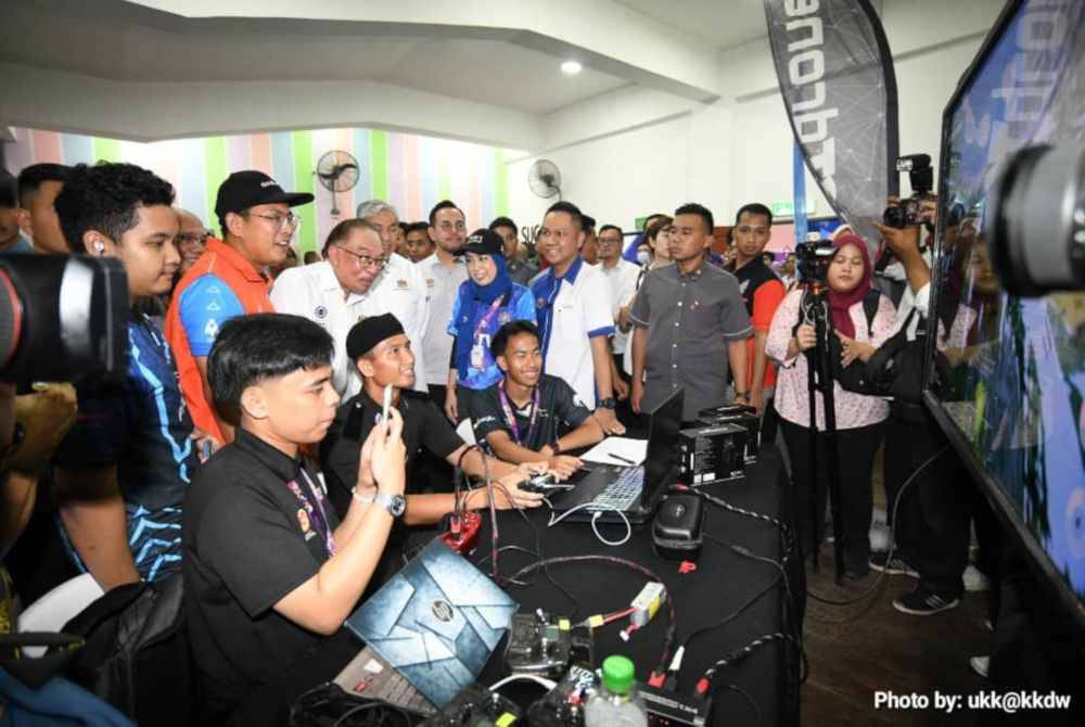 Anwar, Ahmad Zahid dan Steven melawat reruai dan pameran semasa Sambutan Hari TVET Negara 2024, di sini pada Sabtu. Foto Unit Komunikasi Korporat KKDW