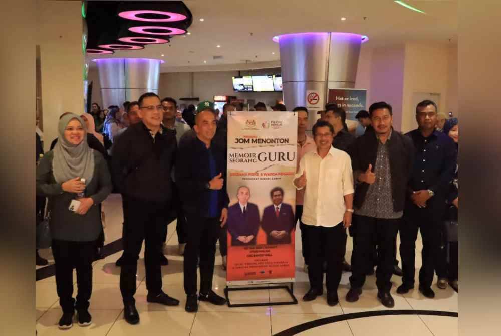 Raisin (tiga dari kanan) ketika hadir pada Program Jom Tonton 'Memoir Seorang Guru' di Kota Kinabalu.