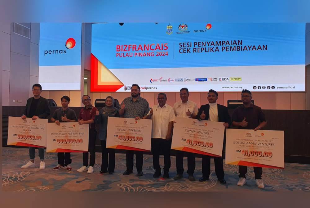 Hazimah (empat dari kiri) dan Rashidi (lima dari kanan) bergambar bersama penerima pembiayaan Pernas.