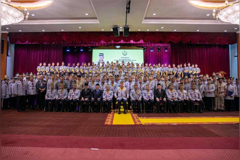 Sultan Nazrin (duduk, tengah) bersama tetamu jemputan dan pemimpin pengakap sempena Istiadat Penganugerahan Bintang, Pingat dan Sijil Pengakap Raja Persekutuan Pengakap Malaysia Negeri Perak di Dewan Bankuet, Bangunan Perak Darul Ridzuan di sini pada Sabtu.