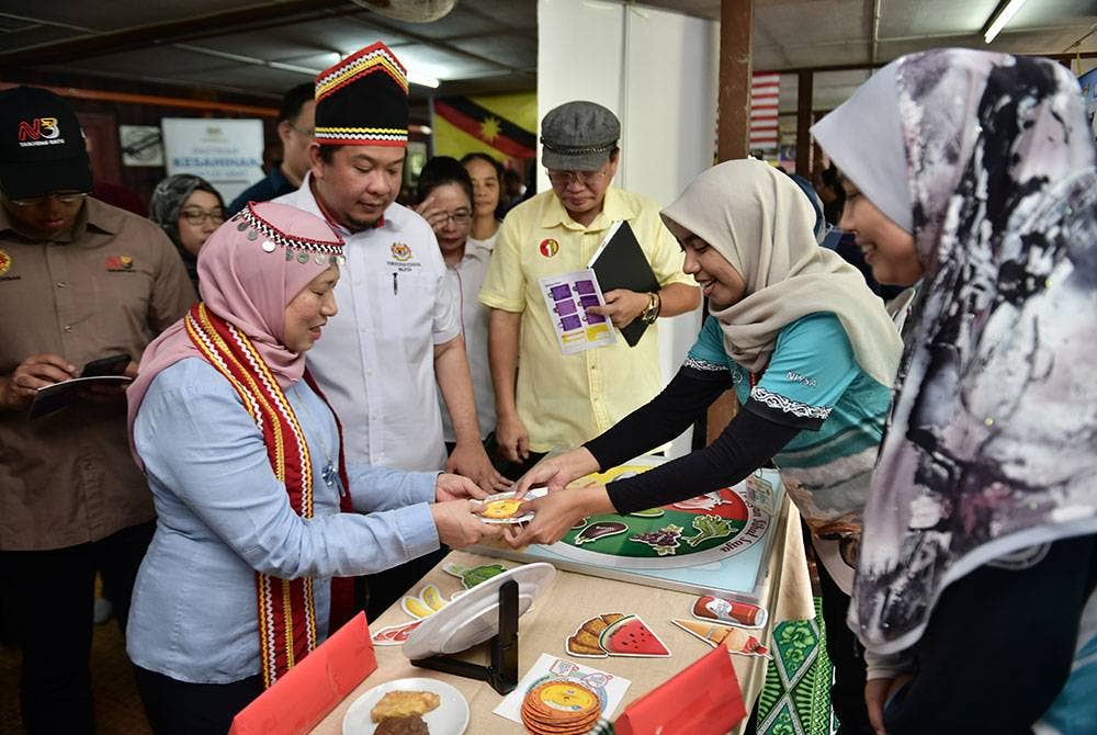 Nancy beramah mesra bersama petugas dari Kementerian Kesihatan pada Majlis Perasmian Jelajah Agenda Nasional Malaysia dan Hari Denggi ASEAN 2024 di Rumah Panjang Kampung Pueh, Sematan pada Sabtu. Foto Bernama