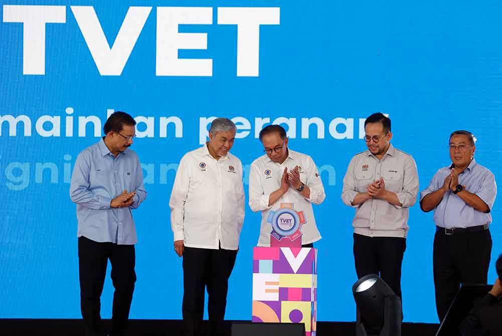 Ahmad Zahdi (dua, kiri) mengiringi Anwar (tengah) merasmikan Hari TVET Negara 2024 di ILP Kuala Langat, Banting pada Sabtu. Foto Bernama
