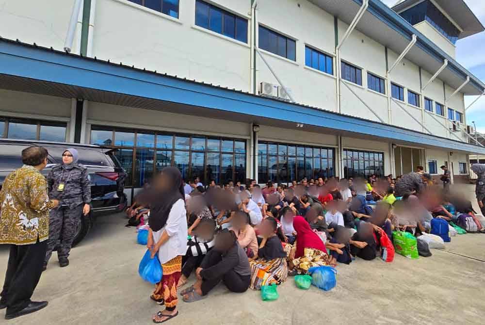 Proses pemindahan itu melibatkan tahanan berumur antara 6 hingga 66 tahun yang menaiki Feri Purnama Express.