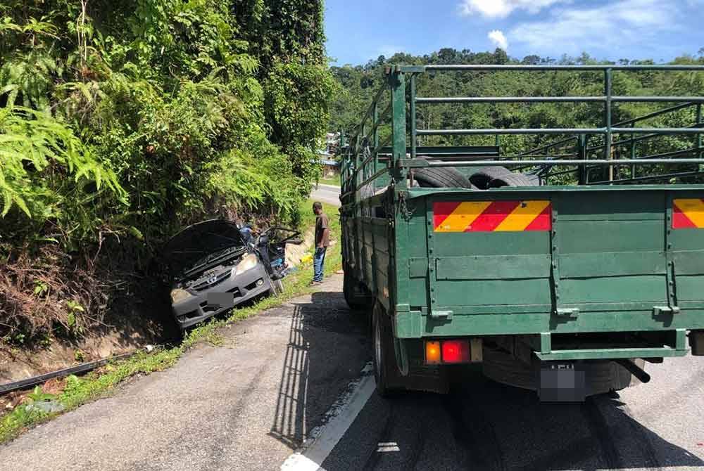 Nahas membabitkan MPV dan lori mengorbankan dua wanita pada Sabtu. Foto: ihsan Bomba Perak