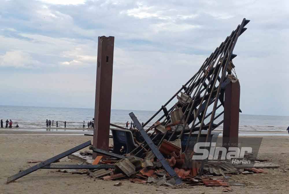 Gazebo turut musnah dalam kejadian ribut di Pantai Kempadang pada Sabtu.