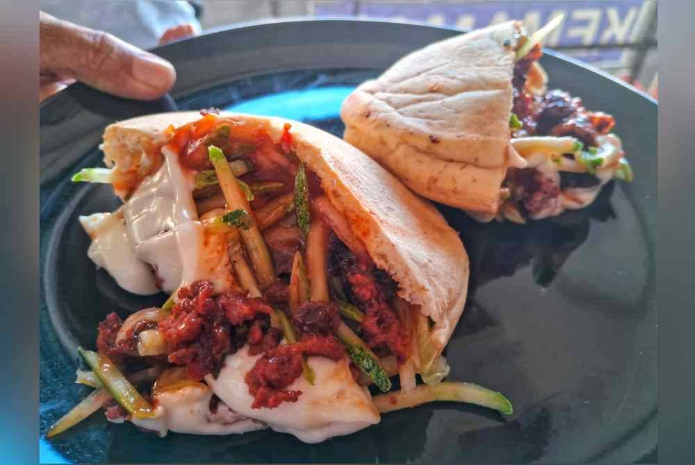 Kebab inti daging dan ayam menjadi pilihan pelanggan sejak hampir 25 tahun lalu.