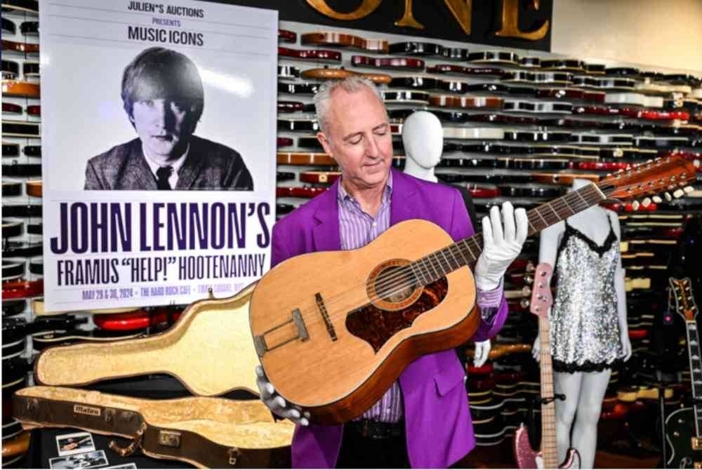 Pengarah Eksekutif Julien's Auctions, Martin J Nolan menunjukkan gitar milik John Lennon yang dipamerkan di New York. Agensi