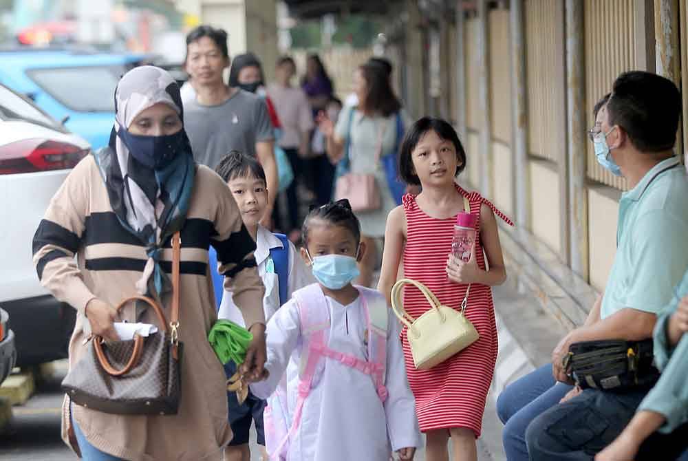 Antara ibu bapa bukan Cina yang menghantar anak bersekolah di SJKC.