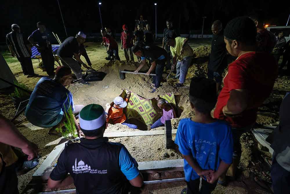 Jenazah Allahyarham Huzz selamat dikebumikan di Tanah Perkuburan Islam Permatang Langsat di Kepala Batas, Pulau Pinang. Foto Bernama