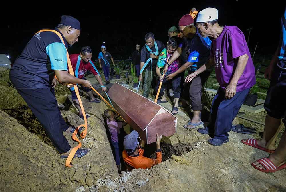 Jenazah Allahyarham Huzz dikebumikan di Tanah Perkuburan Islam Permatang Langsat di Kepala Batas, Pulau Pinang. Foto Bernama