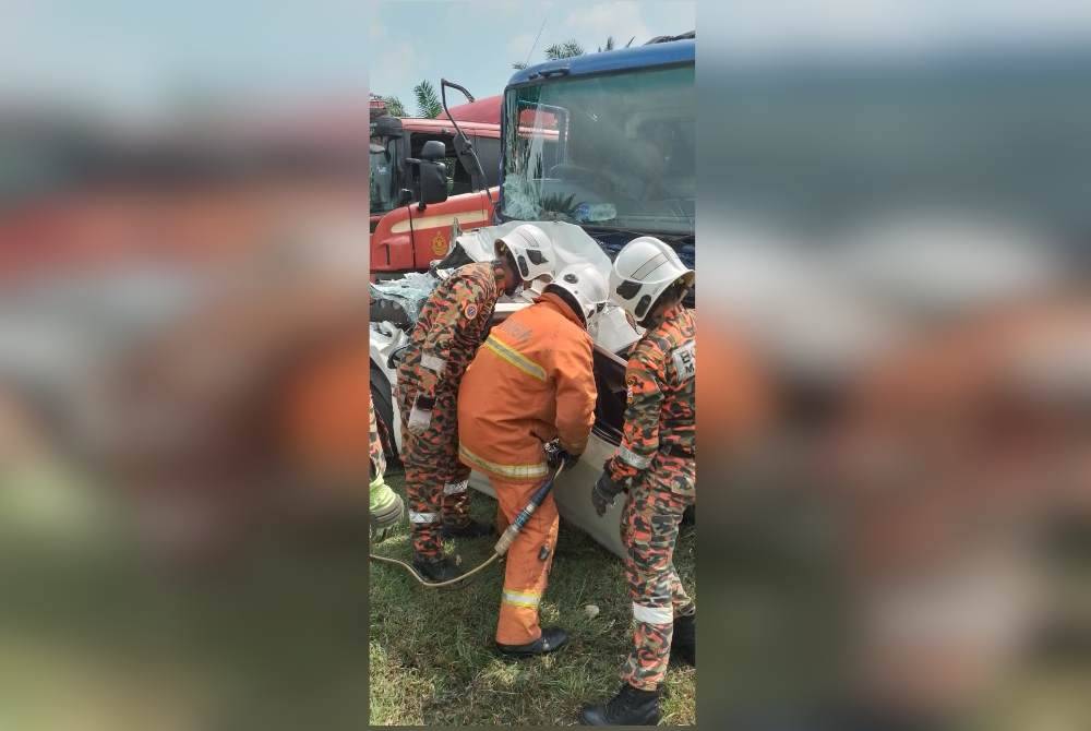 Anggota bomba dan penyelamat membantu mengeluarkan mangsa dalam Perodua Myvi. Foto ihsan bomba
