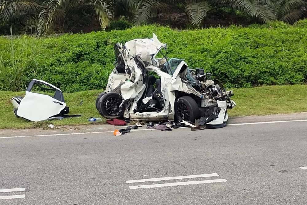 Keadaan Perodua Myvi yang remuk selepas terlibat kemalangan.