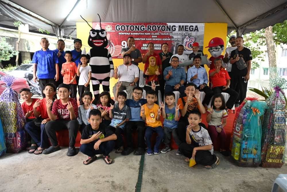 Aznan (tiga dari kanan, duduk) ketika Program Gotong-Royong di Flora Damansara PJU 8 pada Ahad.