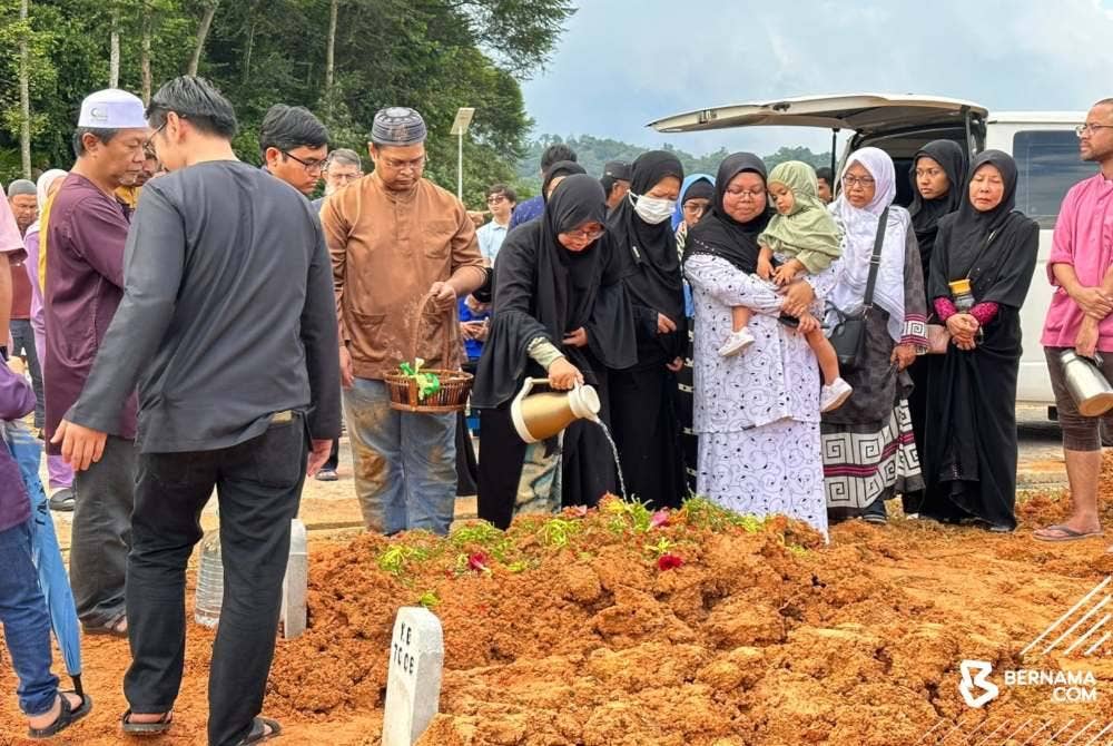 Jenazah bekas Menteri Pendidikan Allahyarham Tan Sri Musa Mohamad selamat dikebumikan pada jam 10.40 pagi ini di Tanah Perkuburan Islam Seksyen 9 Kota Damansara pada Ahad.