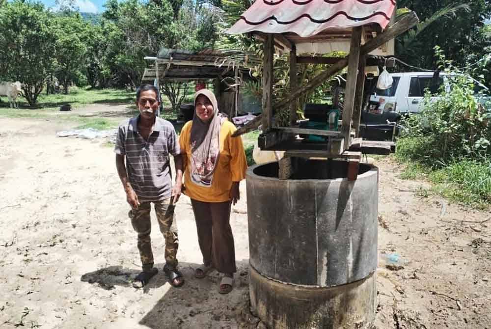 Ismail dan isterinya, Maimun mengambil inisiatif menggali semula sebuah perigi lama berdekatan rumahnya.