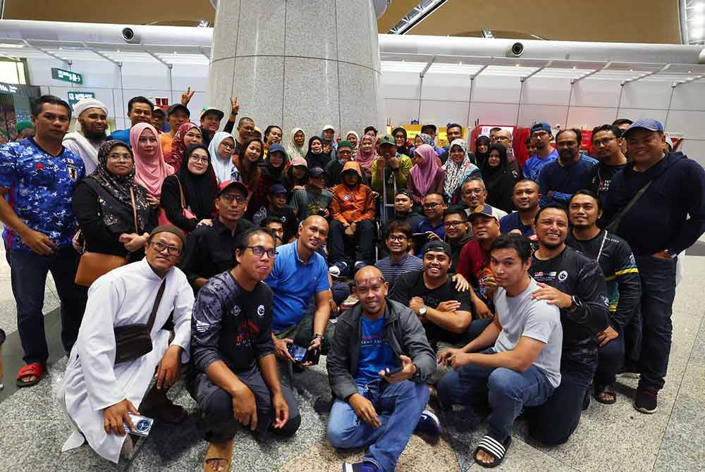 Muhammad Illaham Ishak (tengah) yang merupakan salah seorang daripada tiga pendaki Gunung Denali, Alaska, Amerika Syarikat sejak 28 Mei lalu bergambar bersama ahli-ahli kelab sejurus tiba di Lapangan Terbang Antarabangsa Kuala Lumpur (Terminal 1) tengah malam semalam. Foto Bernama