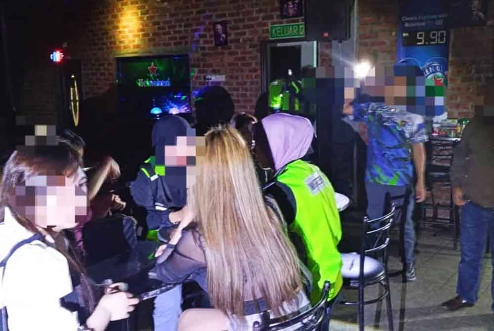 Operasi penguatkuasaan Jabatan Imigresen Perak berjaya membongkar bilik rahsia di sebuah pusat hiburan di Pasir Puteh pada Sabtu. Foto Imigresen Perak
