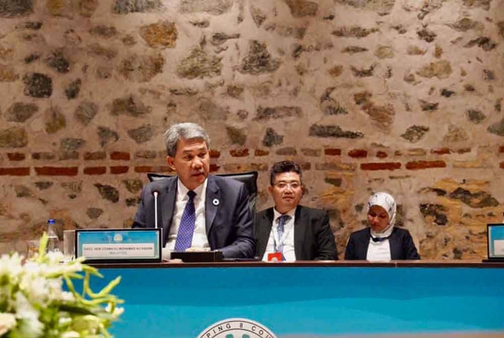 Mohamad ketika menghadiri Mesyuarat Tergempar Majlis Menteri-Menteri Luar D-8 di Istanbul, Turkiye pada Sabtu.