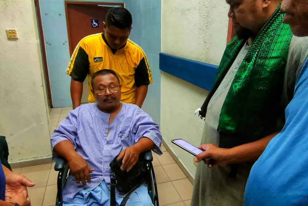 Syaifol (berkerusi roda) turut mengalami kecederaan akibat kemalangan yang meragut nyawa isteri dan anak tunggalnya dalam kejadian kemalangan di Kilometer (KM) 18 Jalan Jerantut-Maran dekat Sungai Salan pada Sabtu.